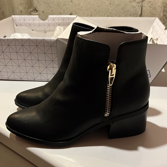 Black with gold zipper from call  it spring store brand new never worn . - Picture 5 of 5